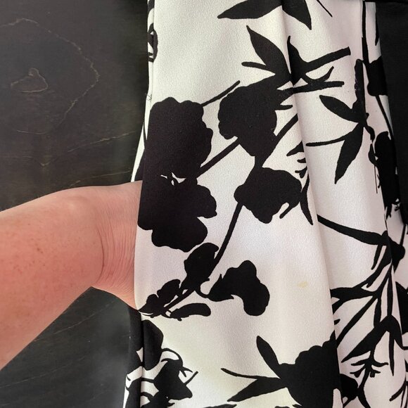 Sleeveless black & white dress (below the knee) - Picture 9 of 11